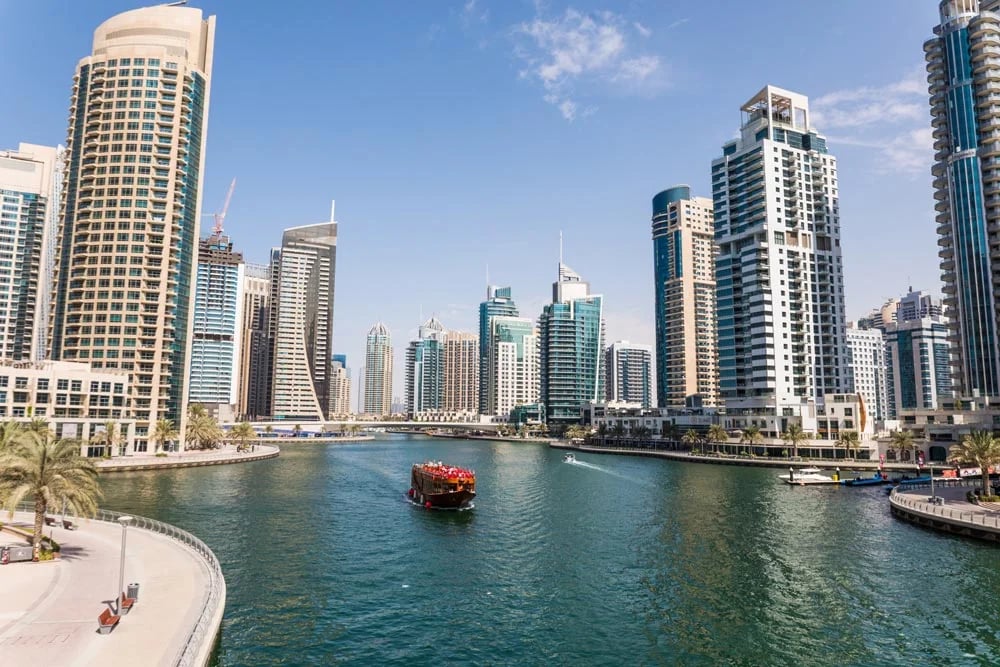 خور دبي: رحلة عبر الزمن في قلب المدينة النابض